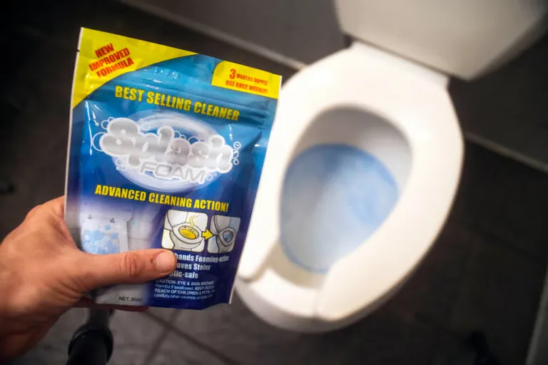 Splash Foam toilet cleaner bag next to a foaming toilet bowl